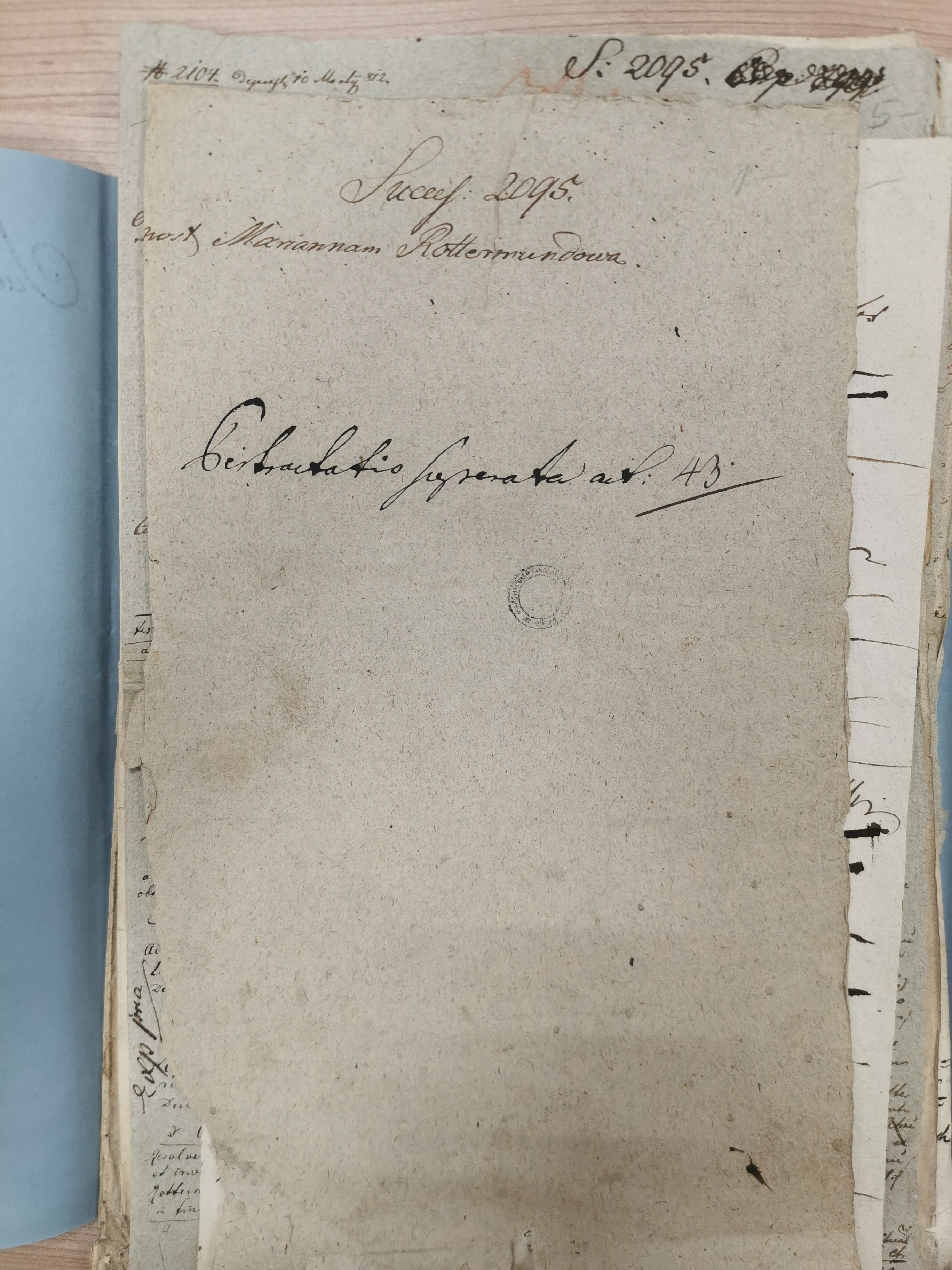 Okładka teczki *Successio 2095 post Mariannam Rottermundowa*, akta spadkowe Marianny z Jordan-Stojowskich Rottermundowej, 1812-1818. Sygnatury kancelaryjne i pieczęć C.K. Sądu Szlacheckiego w Tarnowie. Archiwum Narodowe w Krakowie.